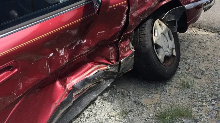 Auto mit Unfallschaden an der Seite
