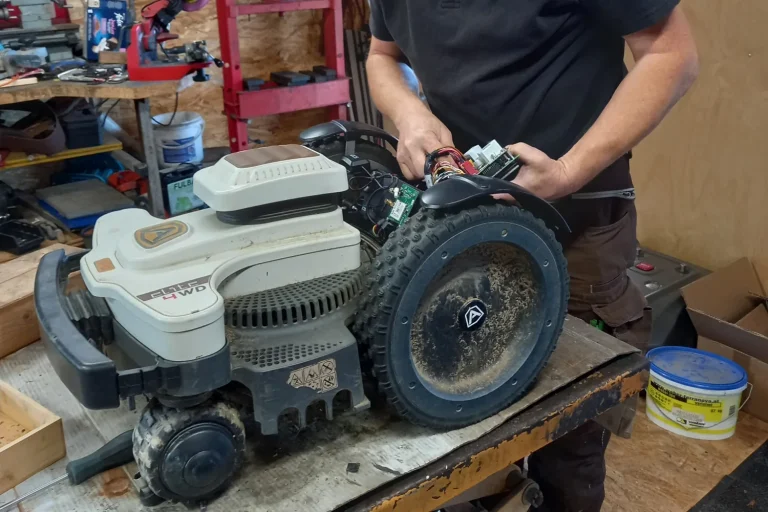 Mähroboter wird in der Werkstatt in Ligist repariert, die Elektronik liegt offen