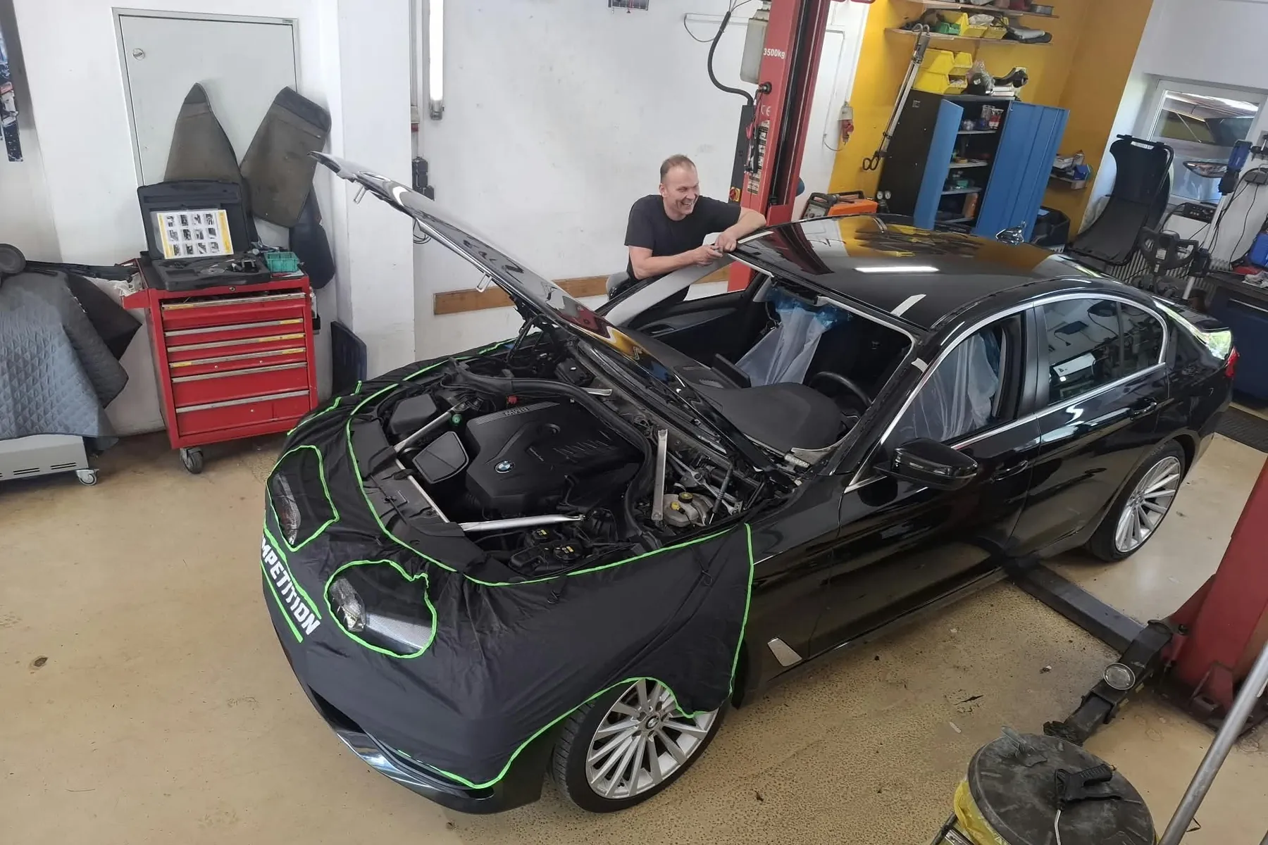 Blick in die KFZ-Werkstatt in Ligist während der Arbeit